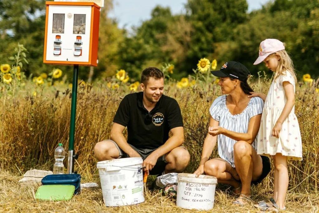 Seedballautomat von Artenglück als interessanter Blickfang mit Spielwert und Naturschutz auch für Kinder