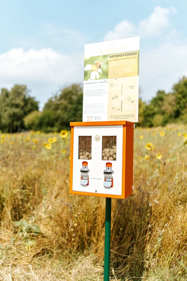 Saatgutautomat mit Infotafel als CSR-Maßnahme